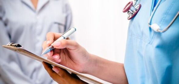 Der Arzt verschreibt eine Behandlung gegen Rückenschmerzen