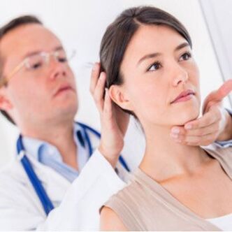 Ein Neurologe untersucht einen Patienten mit Halsschmerzen