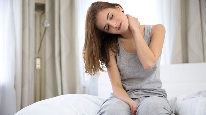 Eine Frau macht sich Sorgen über starke Nackenschmerzen