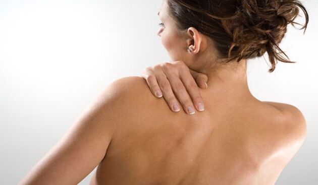 Die Frau macht sich Sorgen über die Schmerzen unter dem linken Schulterblatt im Rücken von hinten