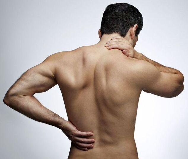 Langfristige Schmerzen unter dem linken Schulterblatt bei einem Mann, die einen Besuch bei einem Therapeuten erfordern